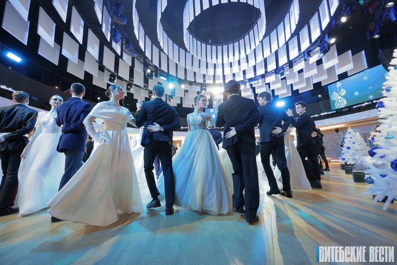 42 пары из числа лучших студентов и учащихся закружились на новогоднем балу в Витебске