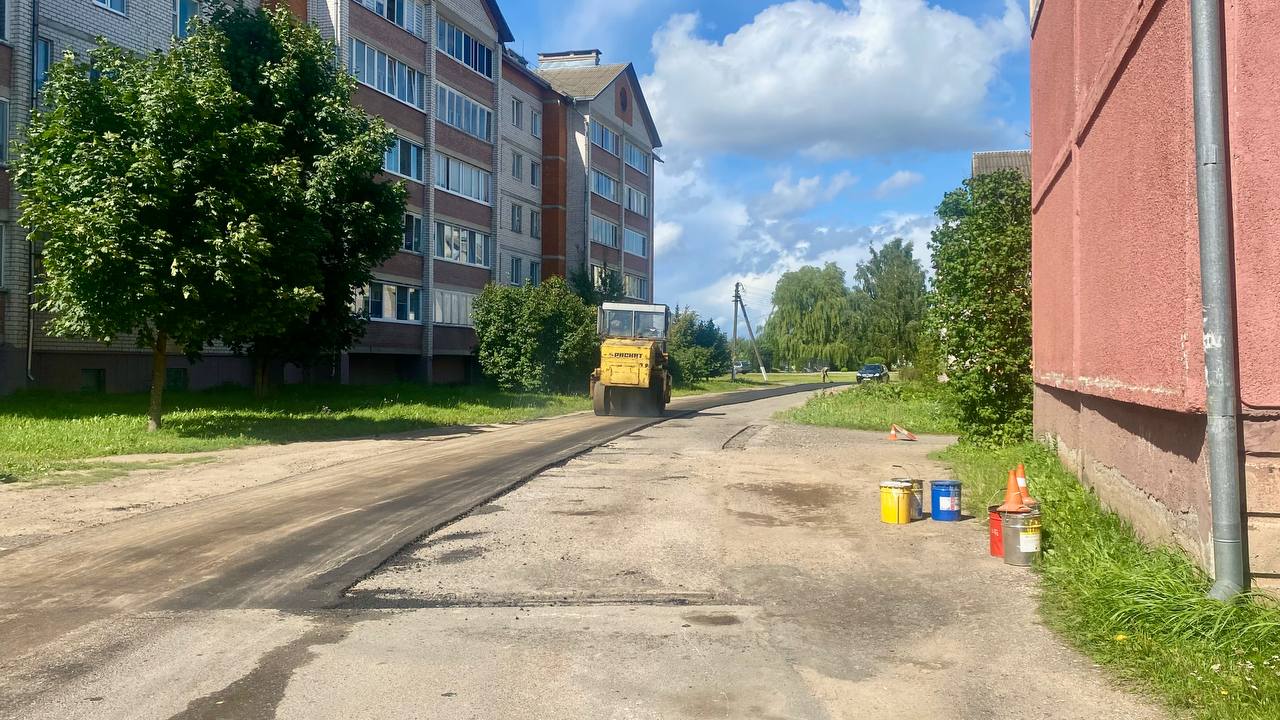 В Бешенковичах в районе первой школы труженики филиала «ДРСУ-110» занимаются укладкой асфальта