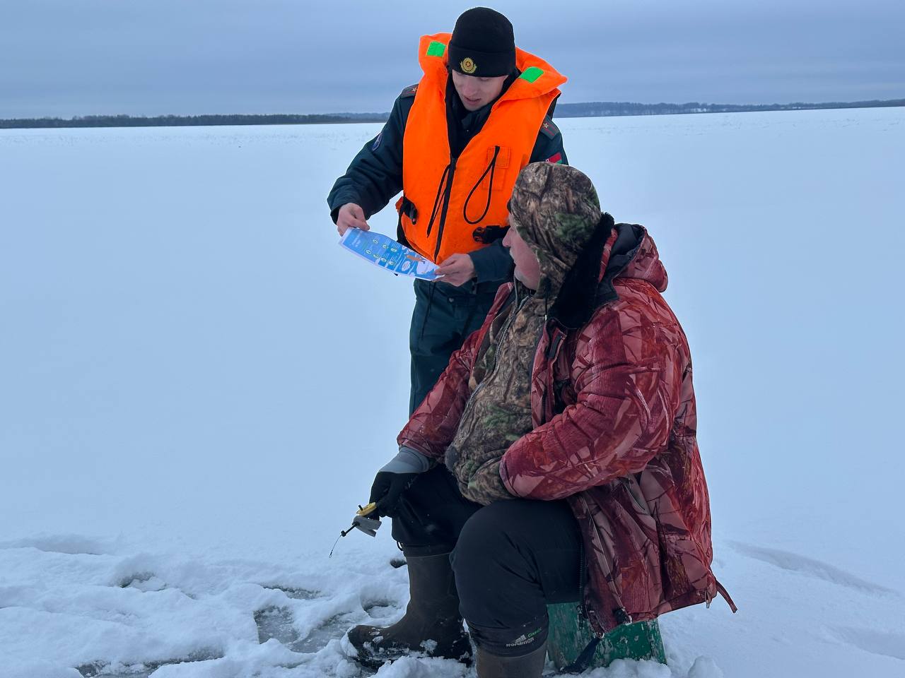 ostorozhno-kovarnyy-lyed-spasateli-i-osvod-napominayut-o-bezopasnosti-na-vodoyemakh_1