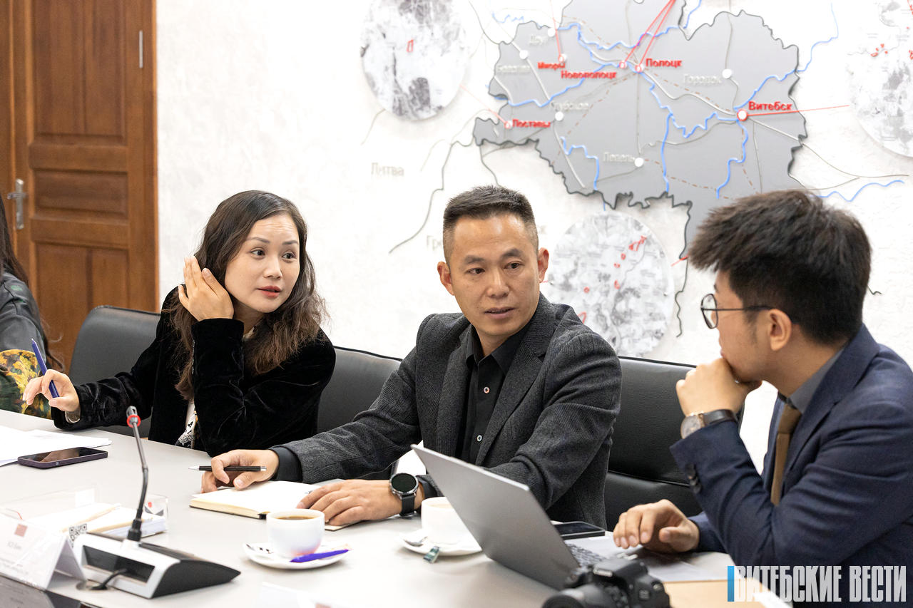 fotofakt-v-administratsii-sez-vitebsk-sostoyalas-vstrecha-s-delegatsiey-provintsii-guychzhou_7