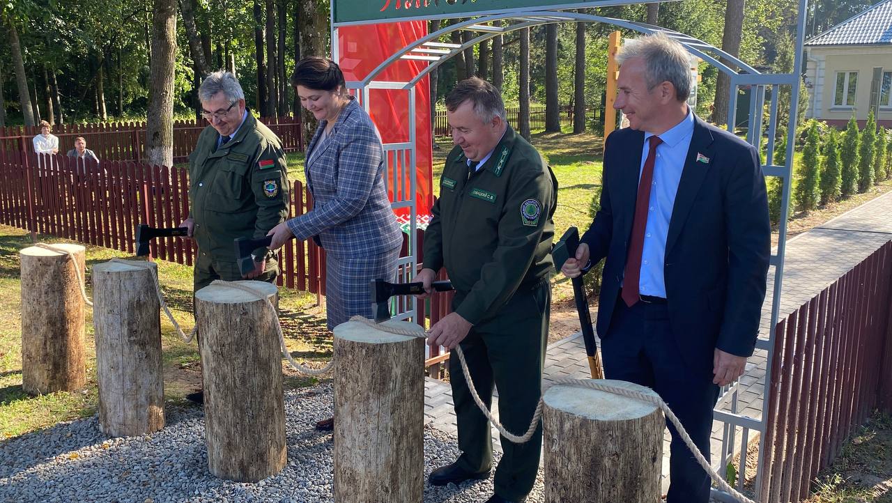 Экологическую тропу «Лесными тайнами» сегодня открыли в Бешенковичах