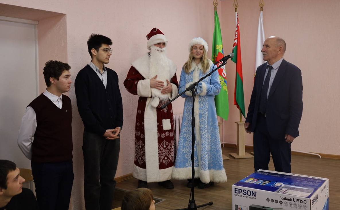 Сегодня в Улльском колледже имени Л. М. Доватора встречали членов Республиканского и Витебского областного Штабов молодежного движения «Искра» партии «Белая Русь»