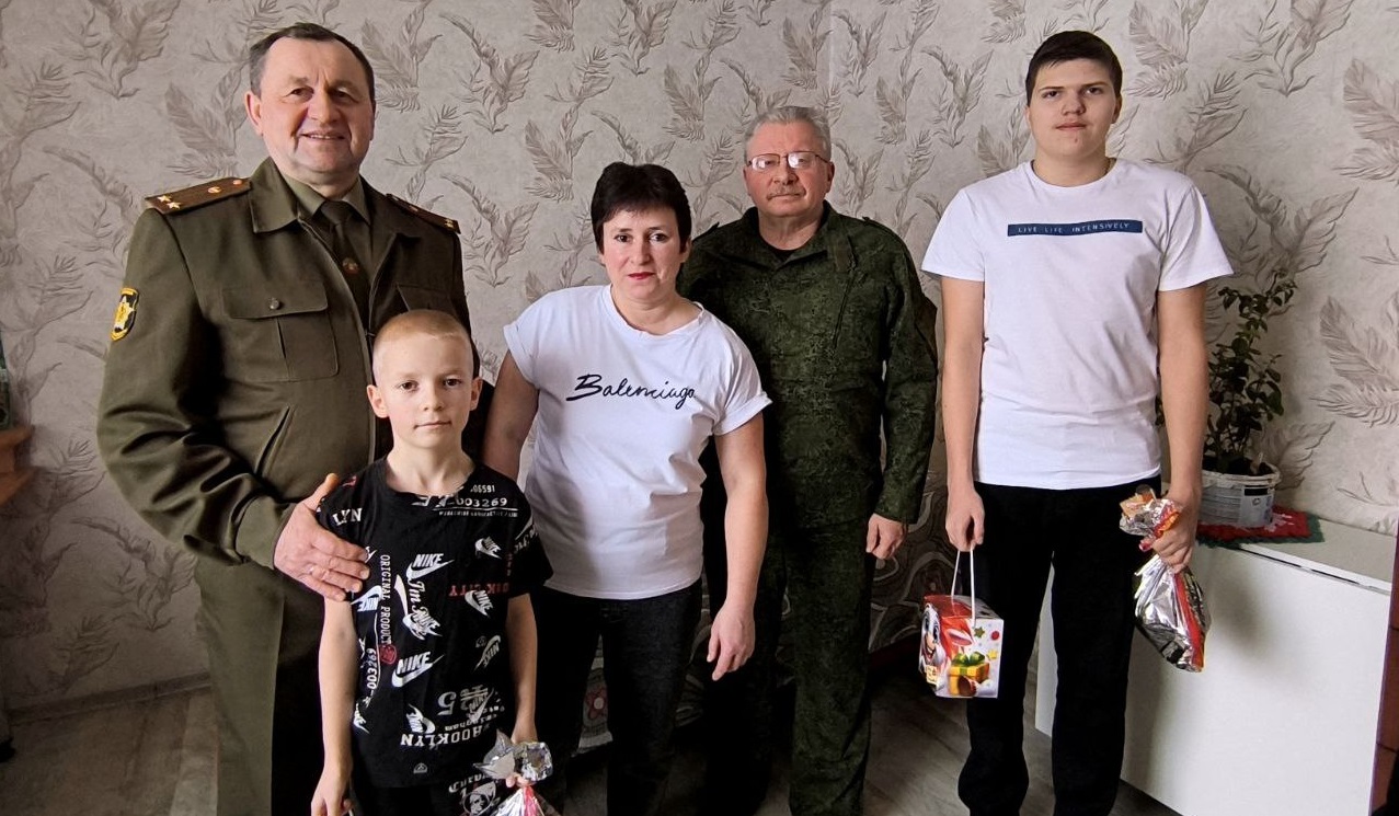 Представители Бешенковичской районной организации БСО с подарками посетили семью военнослужащего
