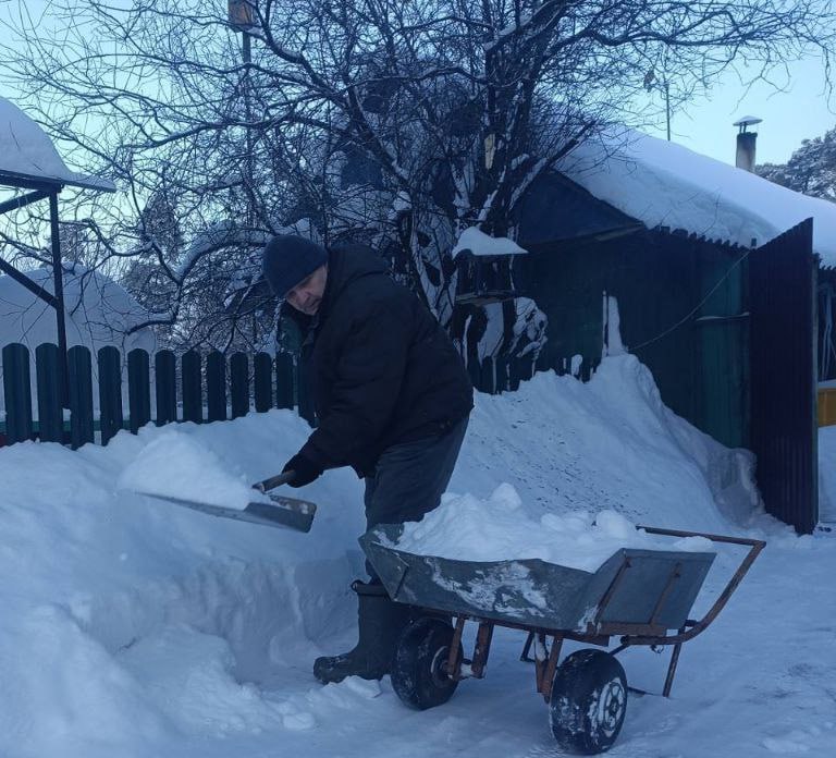 bolee-140-dvorov-raschistili-sotsialnye-rabotniki-beshenkovichskogo-rayona-posle-tsiklona-ulli-_2