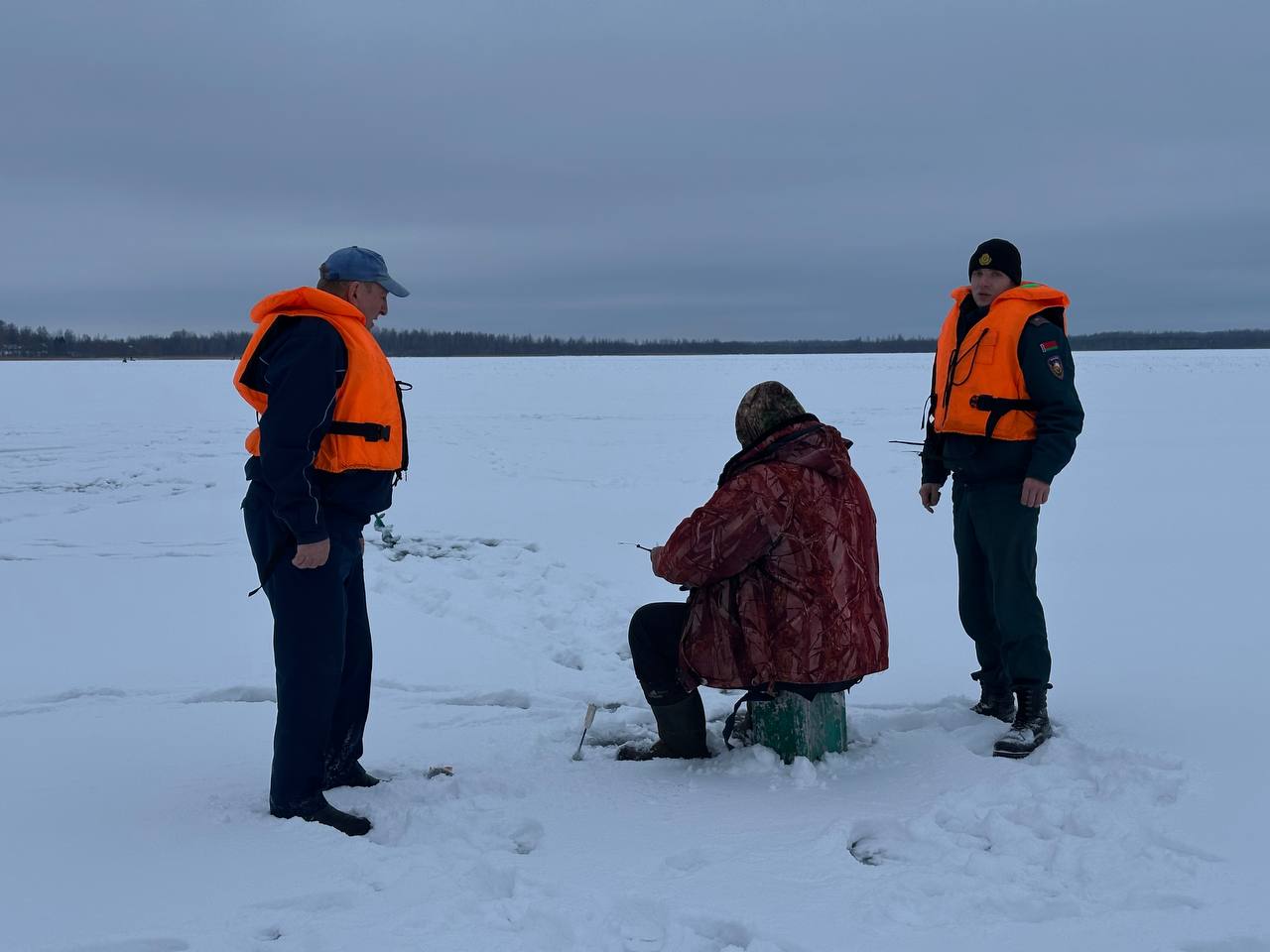 ostorozhno-kovarnyy-lyed-spasateli-i-osvod-napominayut-o-bezopasnosti-na-vodoyemakh_6