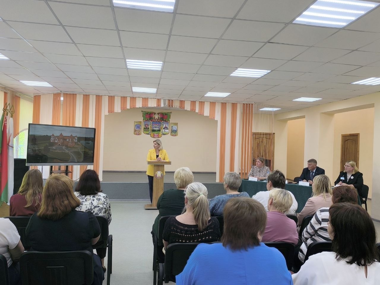 В рамках Единого дня информирования с жителями Островно встретилась главный идеолог Витебской области