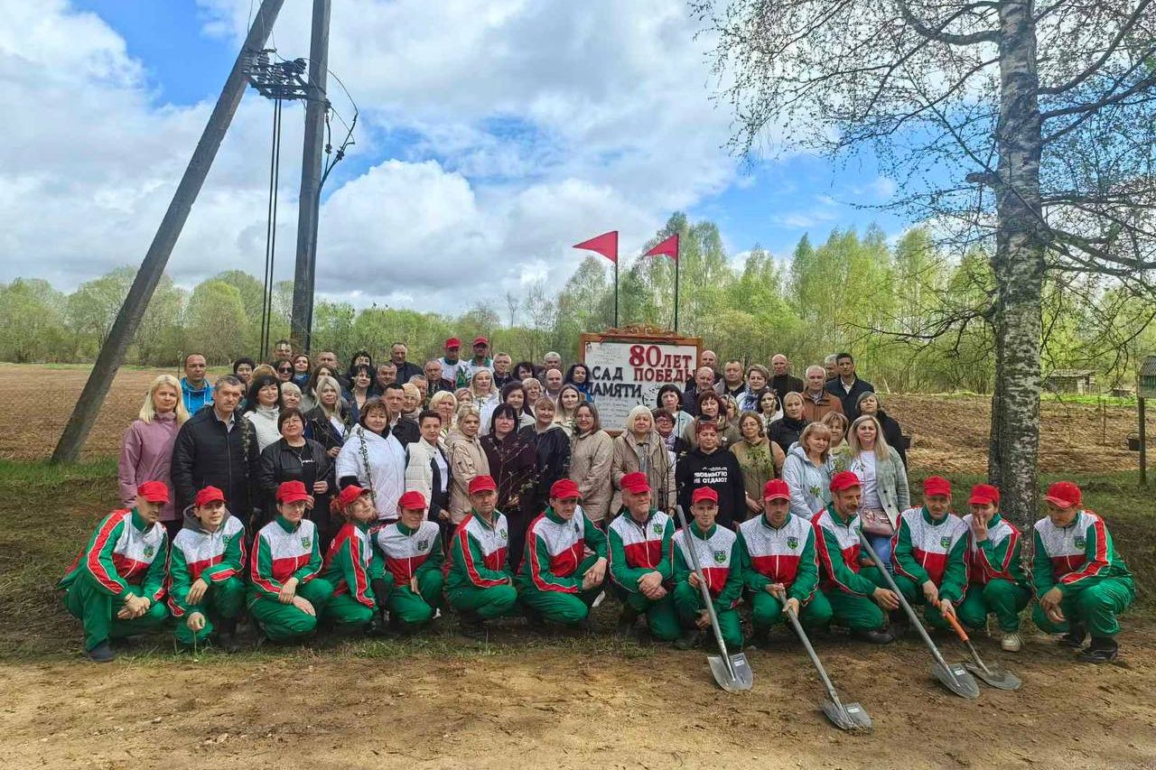 Представители социальной службы Бешенковиччины приняли участие в закладке плодового сада в Городокском районе