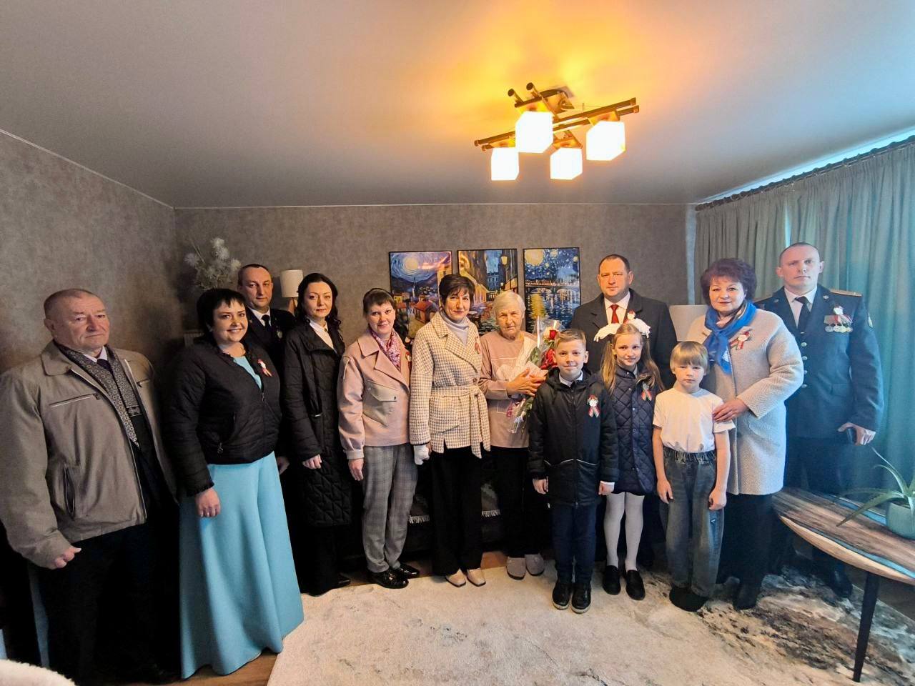 Заместитель прокурора Бешенковичского района Виталий Владимирович Дойлидов в день 80-летия Победы советского народа в Великой Отечественной войне поздравил бывших узников концлагерей