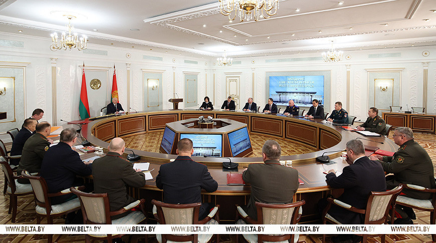 Лукашенко указал на милитаризацию западных стран и необходимость актуализировать оборонные действия