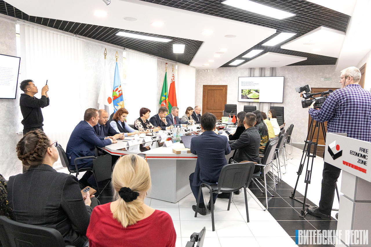 fotofakt-v-administratsii-sez-vitebsk-sostoyalas-vstrecha-s-delegatsiey-provintsii-guychzhou_8