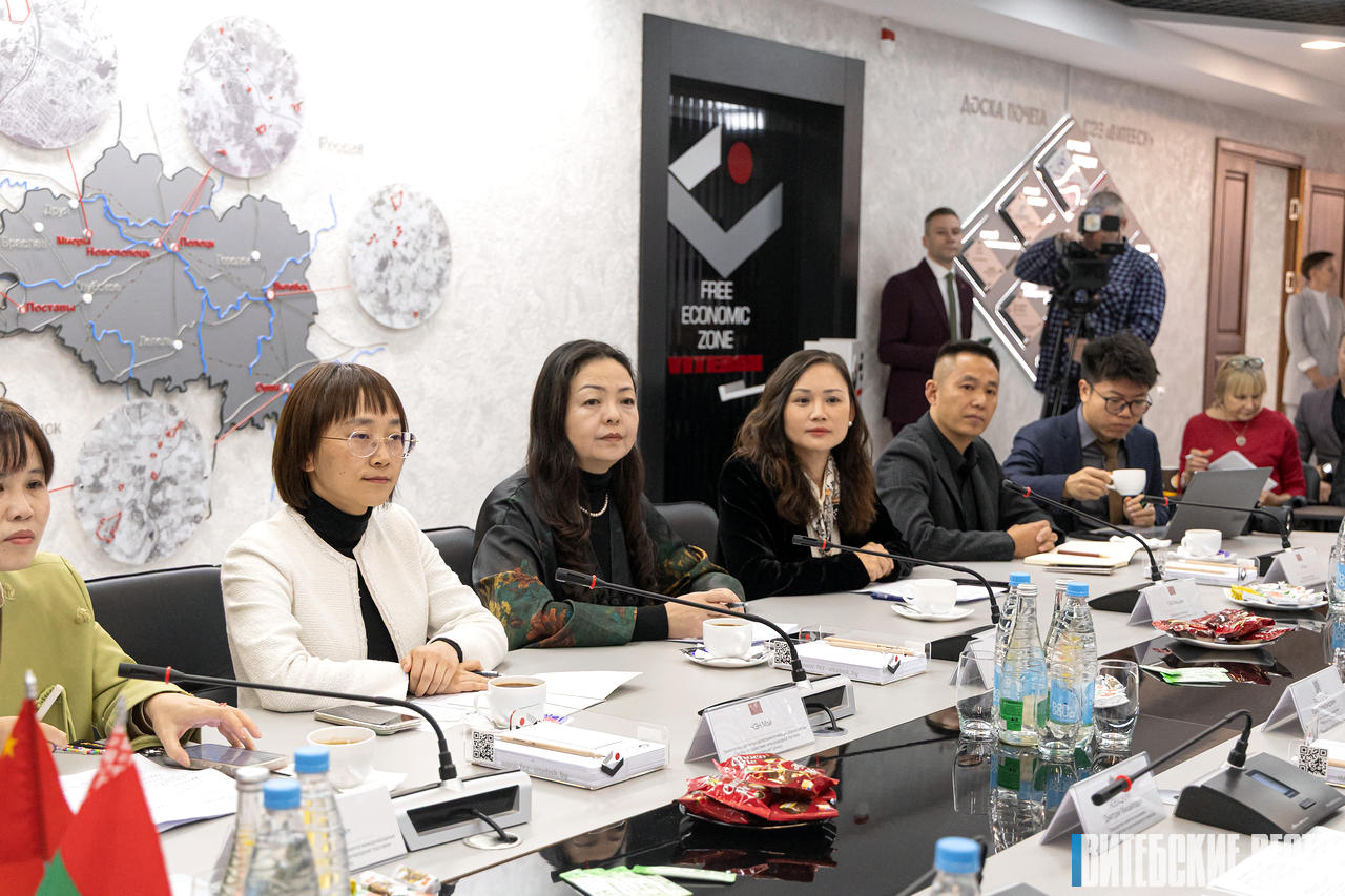 fotofakt-v-administratsii-sez-vitebsk-sostoyalas-vstrecha-s-delegatsiey-provintsii-guychzhou_0