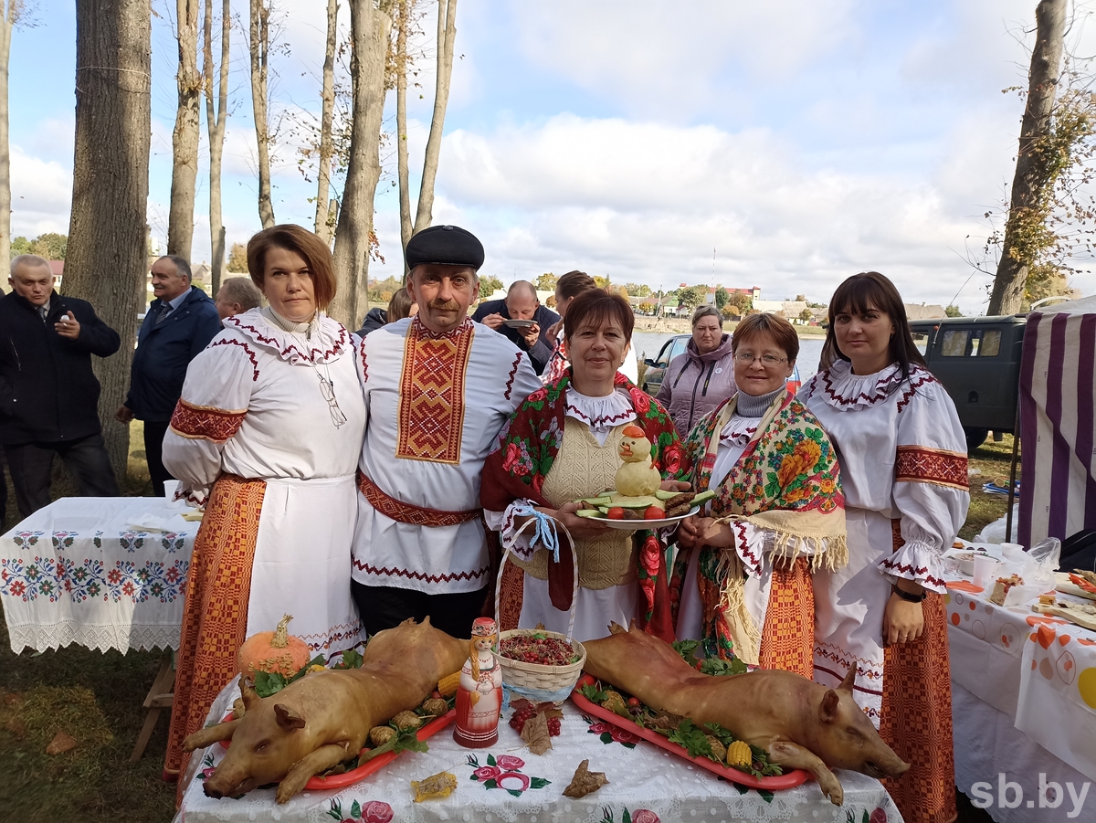 Тонны клюквы и тысячи журавлей: в Миорах прошел уникальный фестиваль