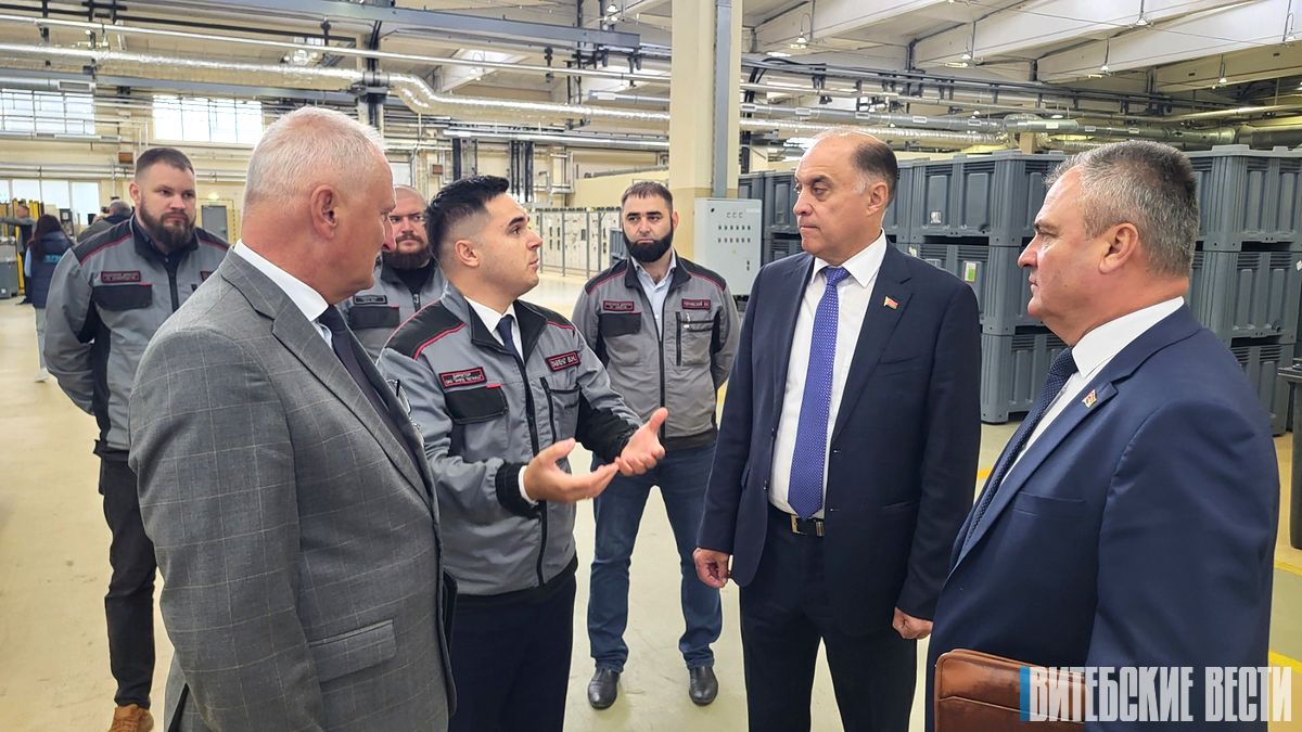 Александр Вольфович ознакомился с производством предприятия оборонного сектора в Оршанском районе