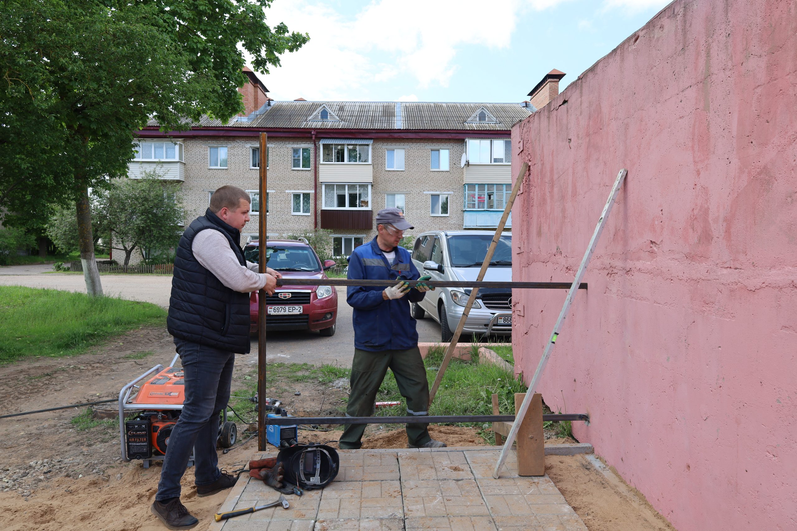 В Бешенковичах начались работы по ремонту контейнерной площадки