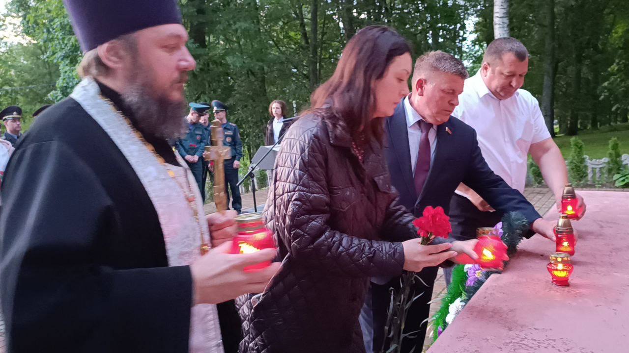 «Свечу памяти» у братской могилы советских воинов и партизан на улице Интернациональной сегодня на рассвете зажгли бешенковичане