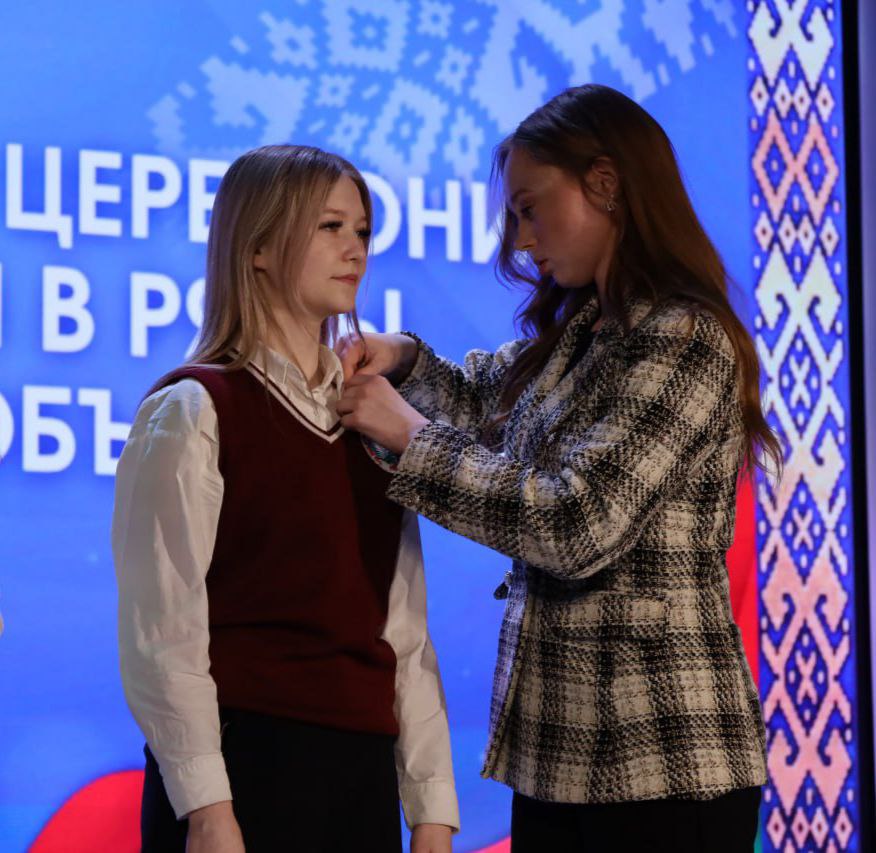 na-torzhestvennom-meropriyatii-v-rtsk-po-sluchayu-dnya-konstitutsii-vrucheny-oktyabryatskie-zvezdoch_1