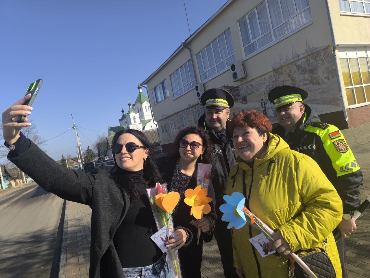 ГАИ и БРСМ поздравили жительниц Бешенковичского района с Днем женщин