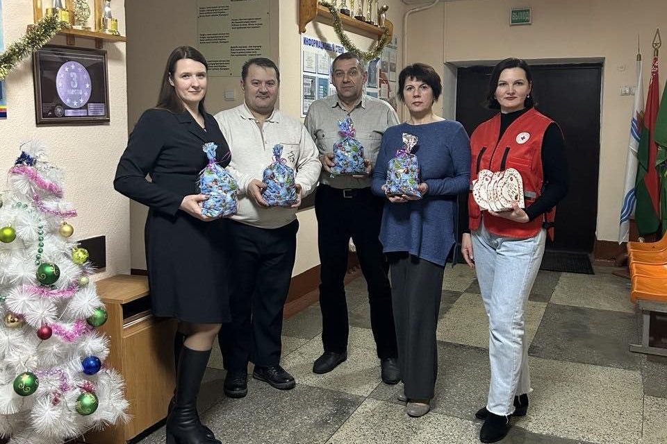 Коллективы района исполняют желания в рамках акции Белорусского Красного Креста «Елка желаний»