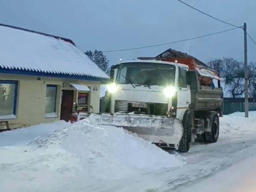 Для ликвидации последствий обильных снегопадов в районе задействована вся имеющаяся техника и ресурсы