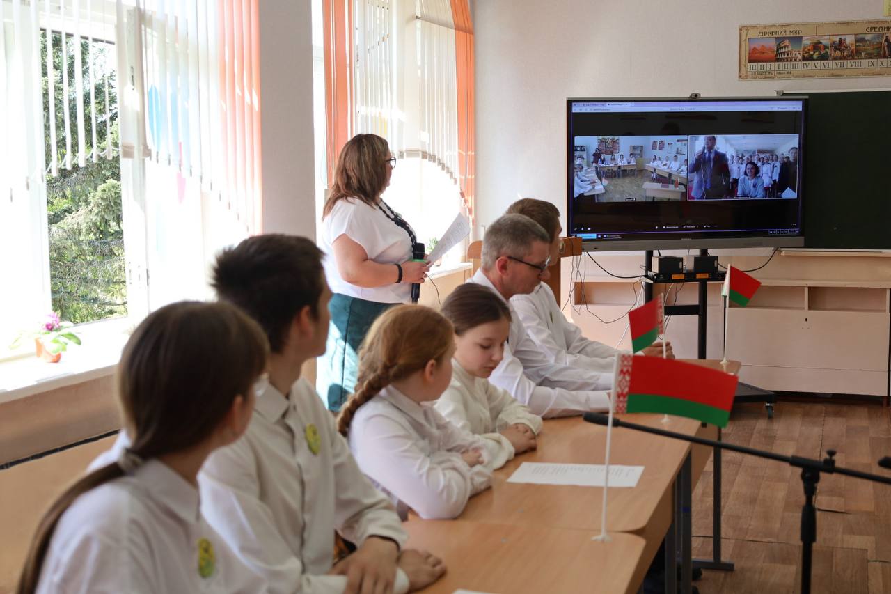 telemosty-v-kanun-dnya-pobedy-protyanulis-mezhdu-shkolami-beshenkovichskogo-rayona-i-vurnarskogo-ray_1
