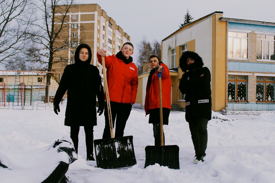Витебская молодежь присоединилась к челленджу «Уберем снег вместе»