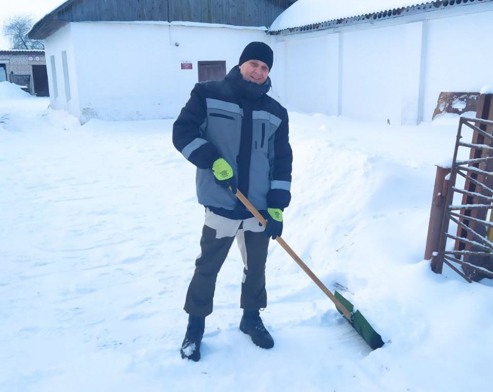 bolee-140-dvorov-raschistili-sotsialnye-rabotniki-beshenkovichskogo-rayona-posle-tsiklona-ulli-_4