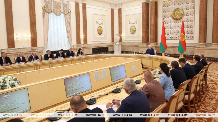 Лукашенко призывает больше не молчать о "тяжелом следе" польской власти на белорусских землях