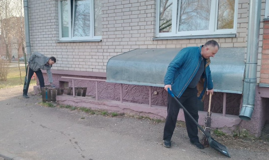 zhiteli-doma-42-po-ulitse-engelsa-obedinilis-i-naveli-poryadok-vo-dvore_1