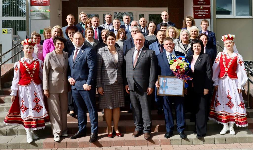 Много теплых слов признательности за многолетний труд на благо района сегодня прозвучало в адрес председателя райсовета депутатов Геннадия Шведова