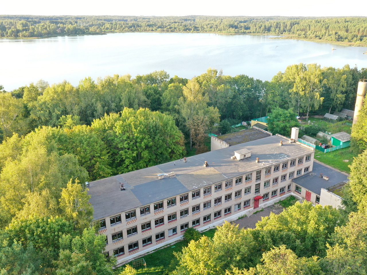 В 600 раз увеличилась на торгах цена бывшей школы на берегу озера под Витебском