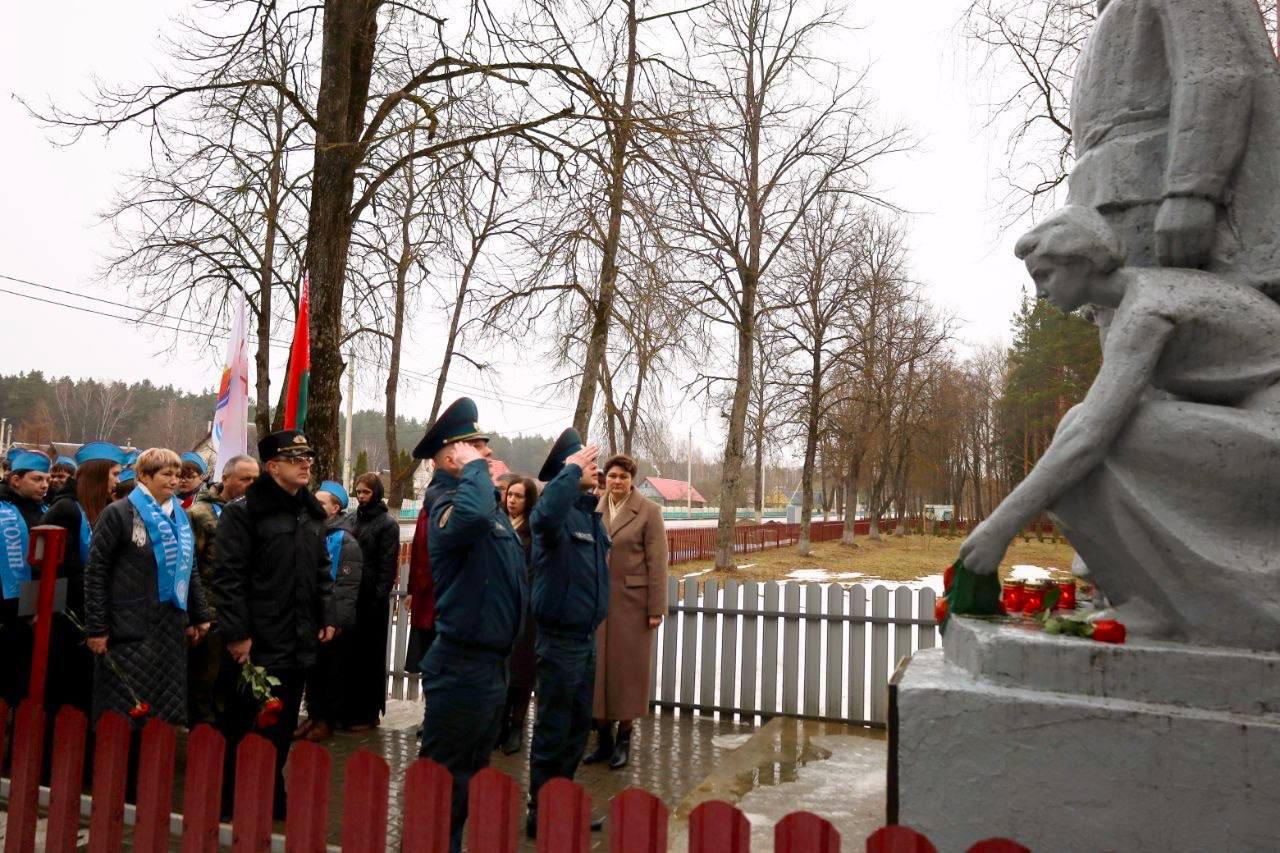 v-beshenkovichakh-u-bratskoy-mogily-zhertv-fashizma-proshel-miting-rekviem_7