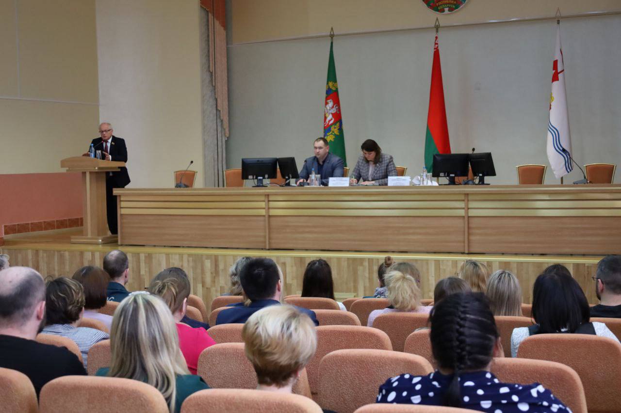 В большом зале райисполкома прошел Единый день информирования на тему «Конституция Республики Беларусь – правовой фундамент единства и процветания белорусского народа»