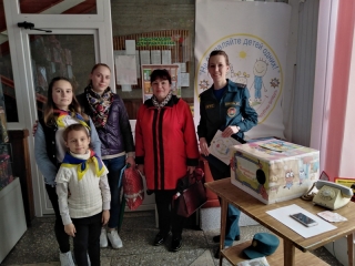 В рамках первого этапа республиканской акции «Не оставляйте детей одних!» Бешенковичские спасатели совместно с представителями Белорусской молодежной общественной организацией спасателей-пожарных организовали обучающую площадку в магазине «Универмаг» г.п.