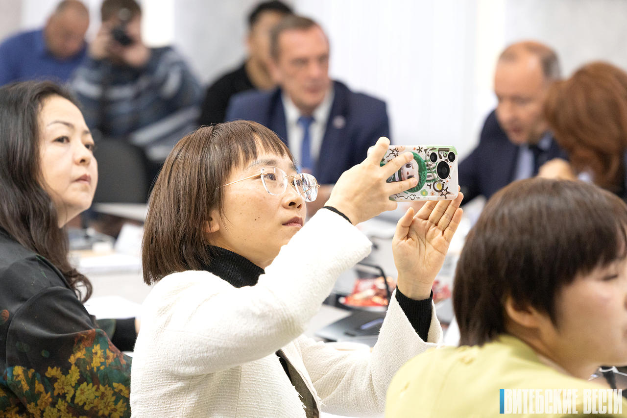 fotofakt-v-administratsii-sez-vitebsk-sostoyalas-vstrecha-s-delegatsiey-provintsii-guychzhou_6