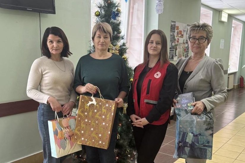 kollektivy-rayona-ispolnyayut-zhelaniya-v-ramkakh-aktsii-belorusskogo-krasnogo-kresta-elka-zhelaniy_1