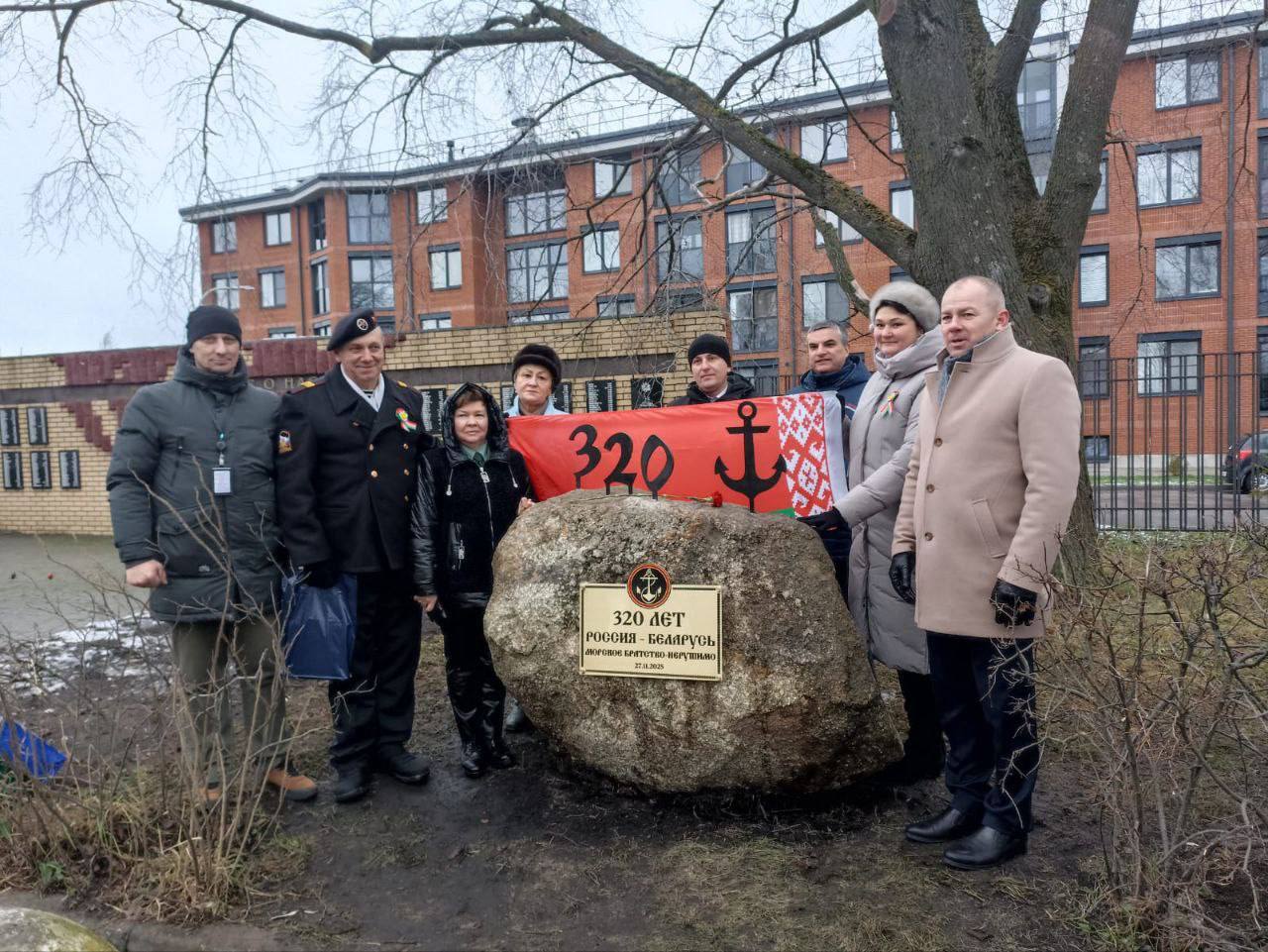 «Камень памяти» из Бешенкович стал частью мемориала в Кронштадте