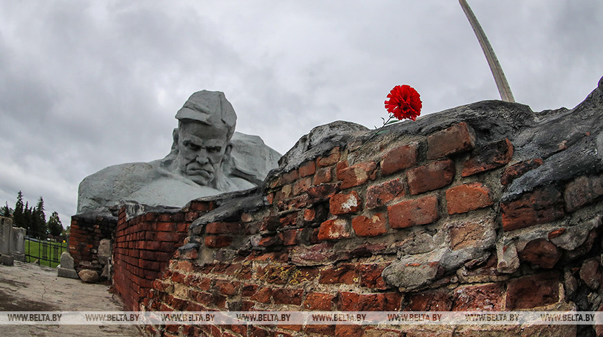 Лукашенко поздравил коллектив мемориального комплекса "Брестская крепость-герой" с 50-летием со дня основания