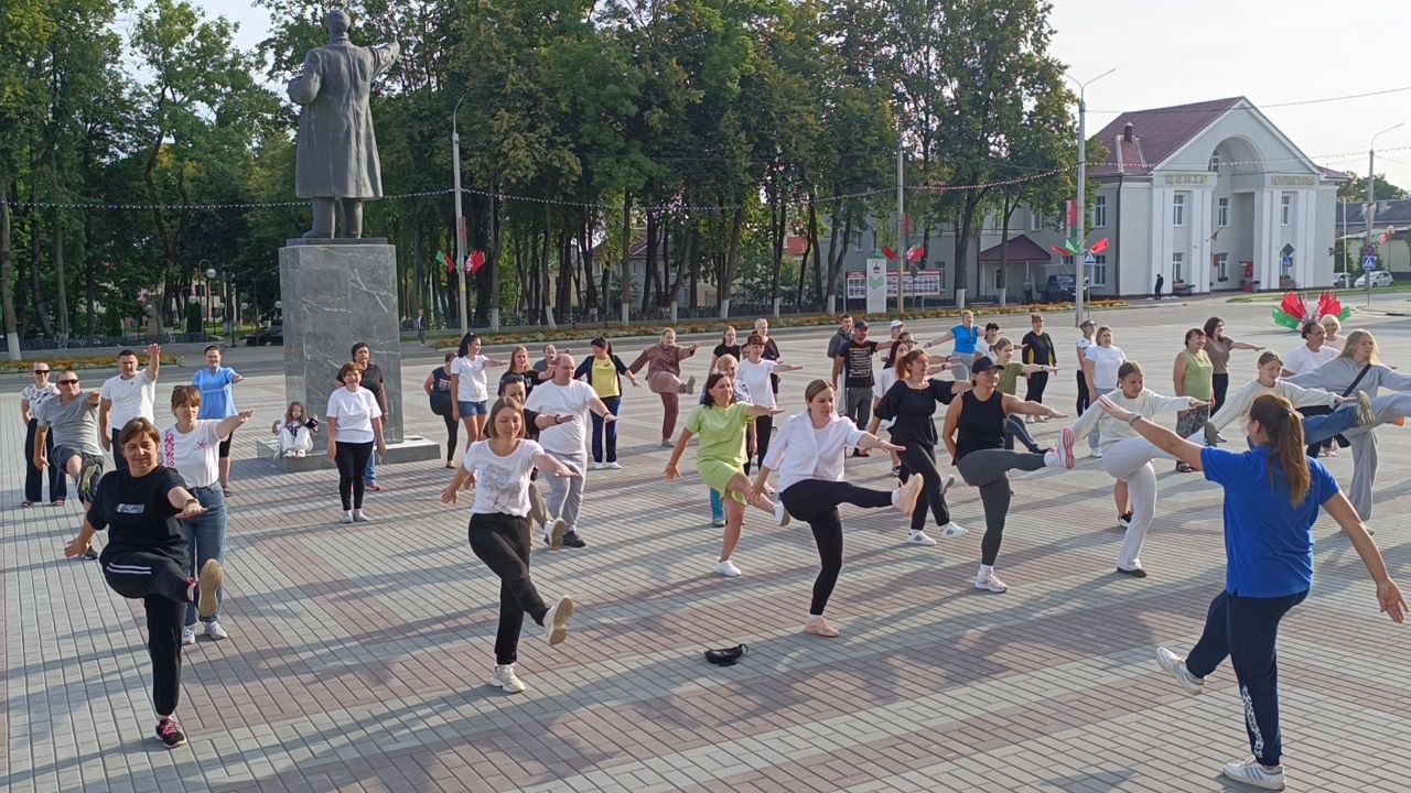 Народная зарядка собрала земляков на центральной площади в Бешенковичах