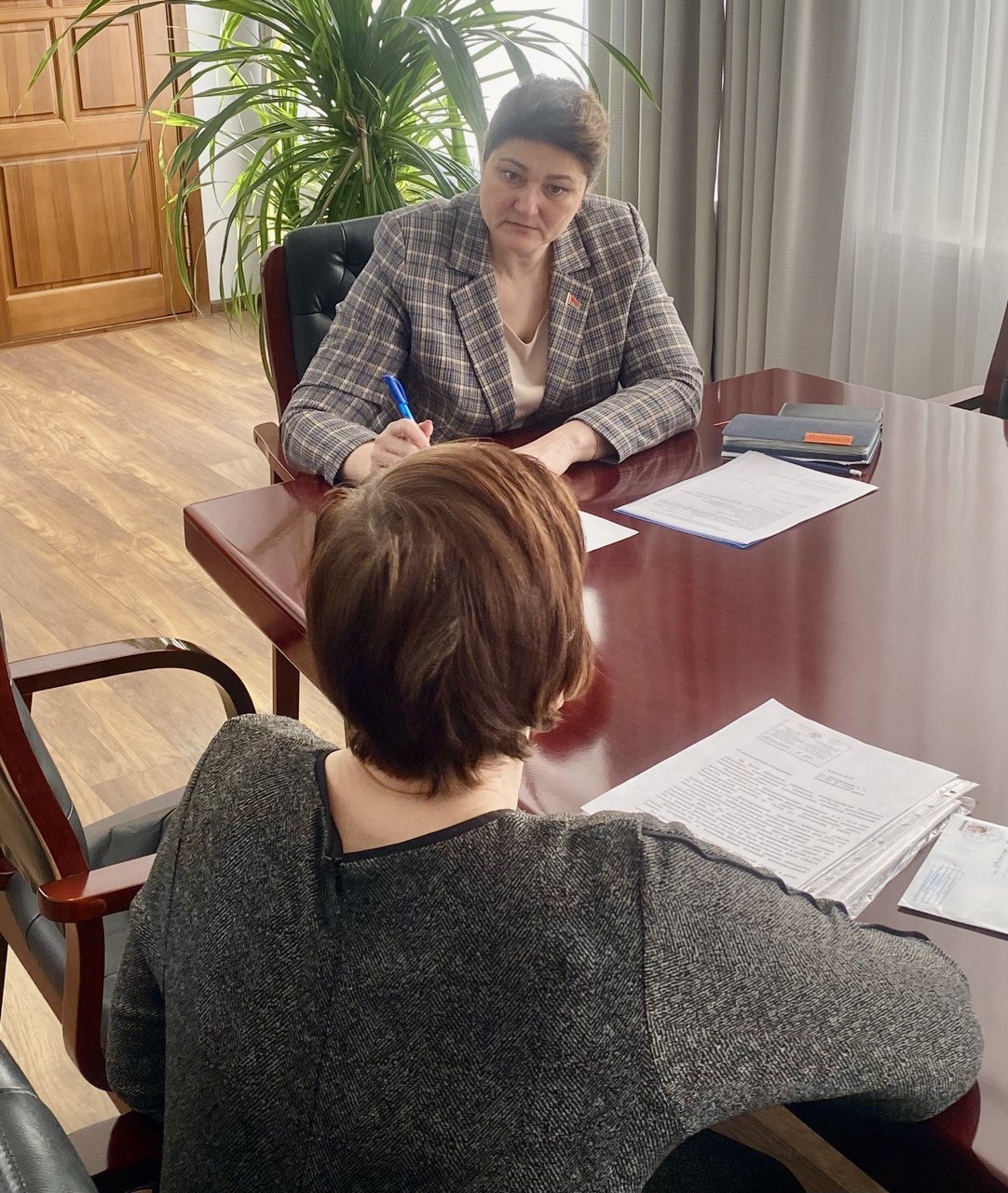 predsedatel-rayispolkoma-galina-unukovich-provela-ocherednoy-priem-grazhdan_1