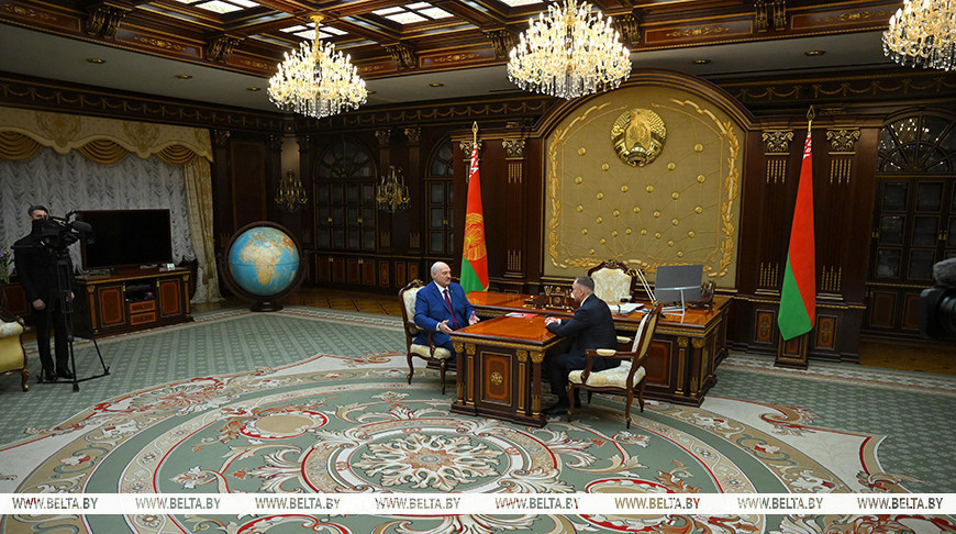 Lukashenko urges agricultural sector to invest in production, land